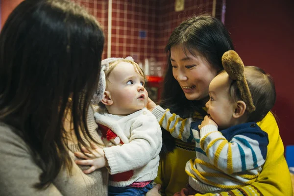 Spädbarn och mödrar interagerar — Stockfoto