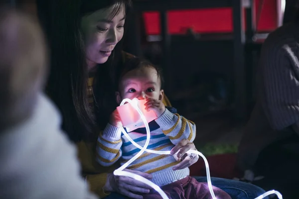 Bebé con juguetes iluminados en grupo de juego — Foto de Stock