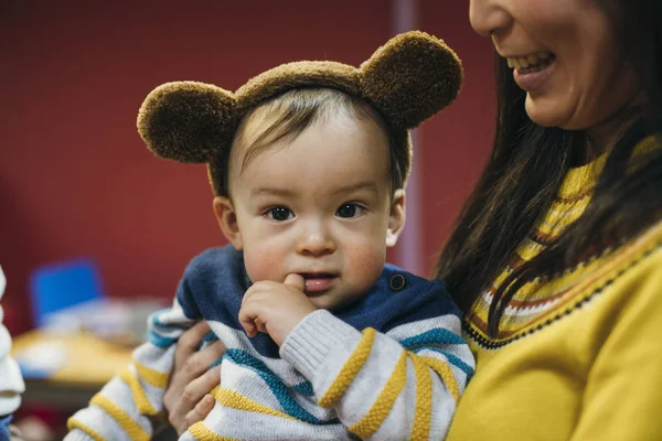 Malý chlapec s medvědí ušima — Stock fotografie
