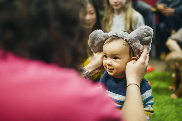 Diversão sensorial no grupo de bebês Fotos De Bancos De Imagens