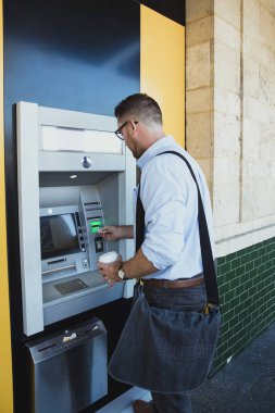 Atm Makinesi Kullanan İşadamı