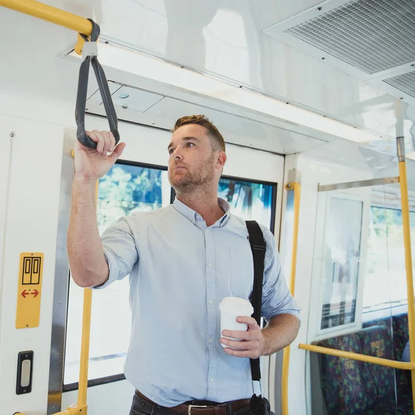 Geschäftsmann pendelt zur Arbeit — Stockfoto