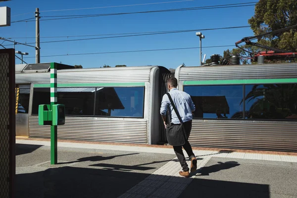 Empresário perseguindo o trem — Fotografia de Stock