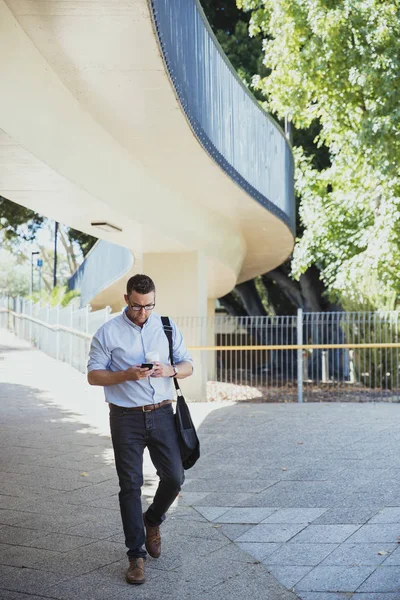 Empresário caminhando para o trabalho — Fotografia de Stock