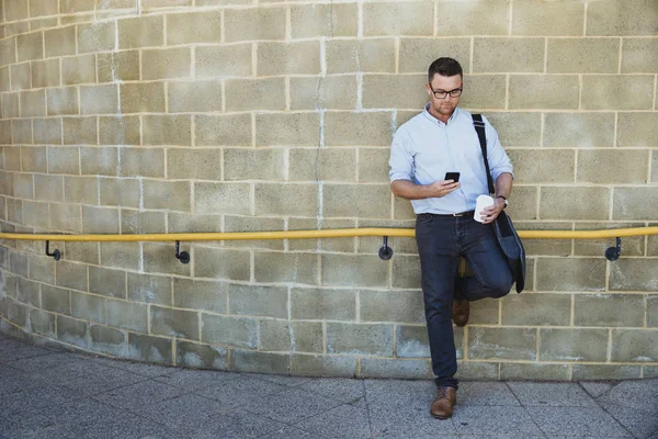 Zakenman met behulp van slimme telefoon — Stockfoto