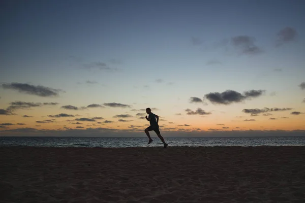 Jogging através da praia — Fotografia de Stock