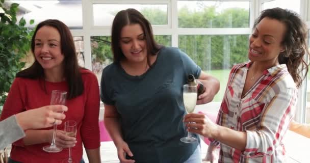 Pequeno Grupo Amigas Comemorando Com Uma Taça Champanhe Uma Mulher — Vídeo de Stock