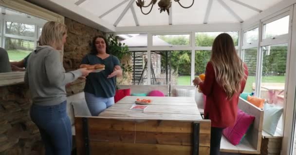 Liten Grupp Kvinnliga Vänner Förbereder Hälsosam Lunch Inne Ett Uterum — Stockvideo