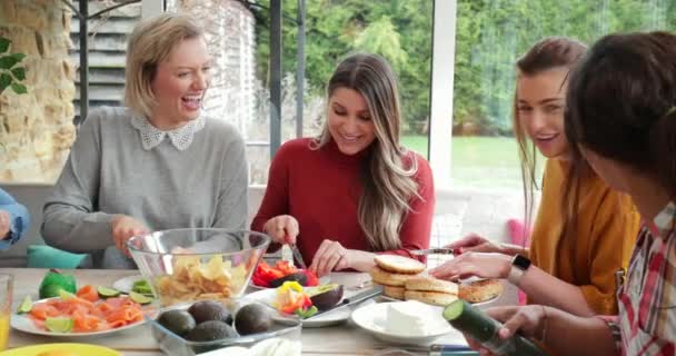 Pequeño Grupo Mujeres Adultas Sentadas Una Mesa Casa Preparando Almuerzo — Vídeo de stock