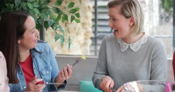 Kleine Gruppe Von Freunden Die Bei Einem Gesunden Mittagessen Miteinander — Stockvideo