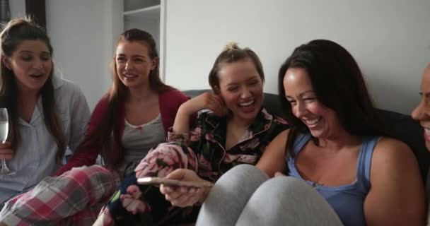 Gros Plan Petit Groupe Amies Assis Dans Une Chambre Pendant — Video