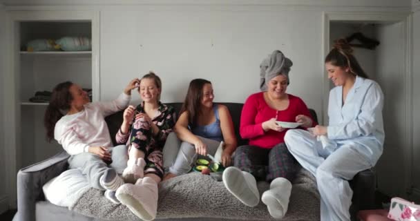 Pequeno Grupo Amigas Sentadas Dentro Casa Desfrutando Uma Noite Meninas — Vídeo de Stock