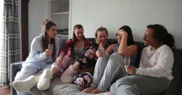 Небольшая Группа Подруг Сидящих Спальне Выходные Расслабляются Пижаме Разговаривают — стоковое видео
