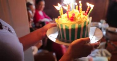 Doğum günü pastası taşıyan tanınmayan bir kadın kadının izini sürüyor. Kadın arkadaş küçük bir grup evde dinlenirken bir doğum günü pastası ile bir doğum günü kutluyoruz.