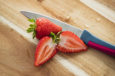 taze çilek kesmek