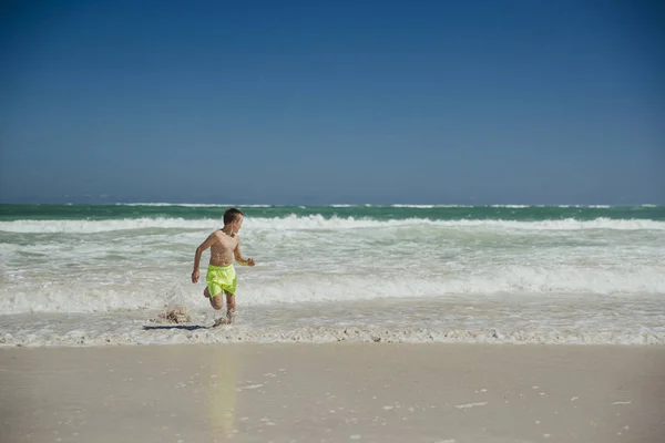 Menino brincando no mar — Fotografia de Stock