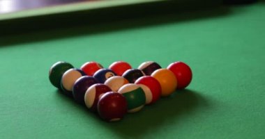 Bir masaüzerinde bilardo topları yakın çekim, isteka topu çerçeve haline gelir ve topları ayırır.