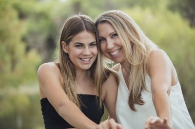 Anne ve Kızı Arasında Aşk ve Kahkaha