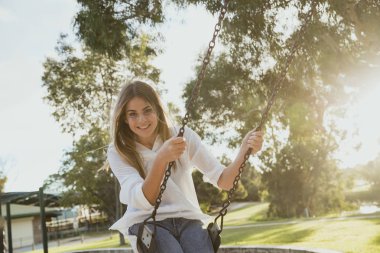 Bir Yaz Gününde Salıncakları Kullanma