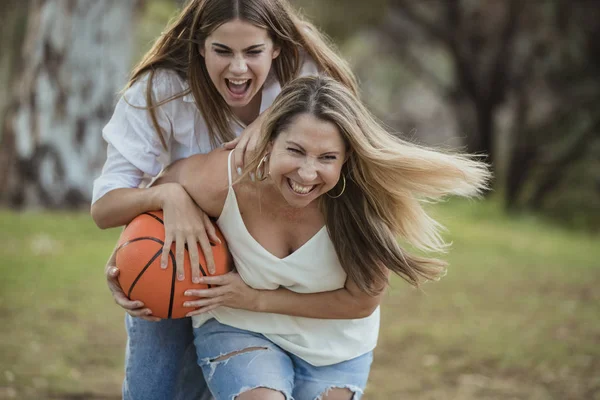 Anne ve Daugher Basketbol Oynuyor — Stok fotoğraf