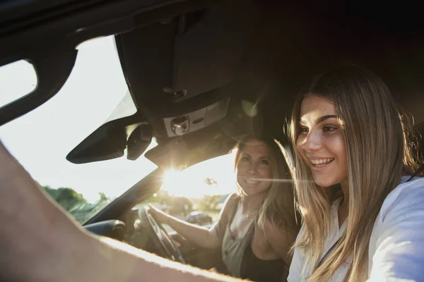 Andare a fare un giro in macchina con mamma — Foto Stock