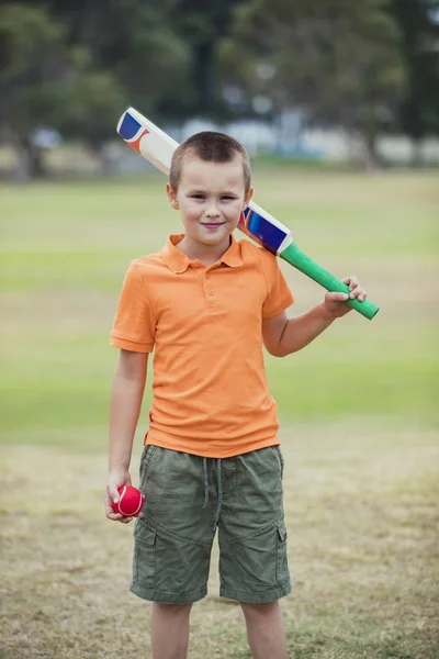 Rapaz pronto para jogar críquete — Fotografia de Stock