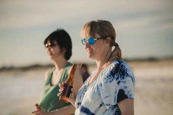 Disfrutando de una copa en la playa — Foto de Stock