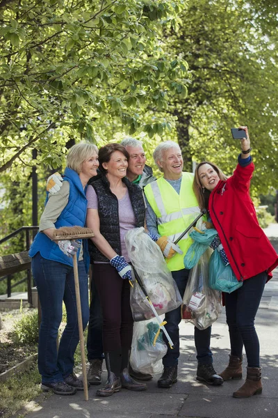 Limpiadores de la ciudad tomando un selfie — Foto de Stock