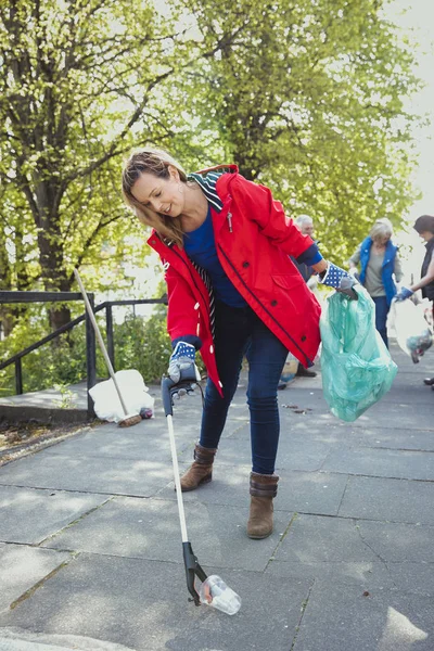 Picking Up a Plastic Cup — Stock Photo, Image