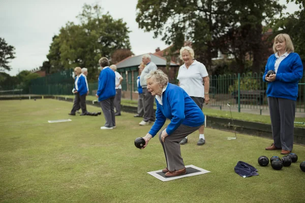 Çim Bowling oynamak — Stok fotoğraf