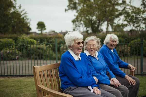 Mujeres mayores riendo en un banco — Foto de Stock