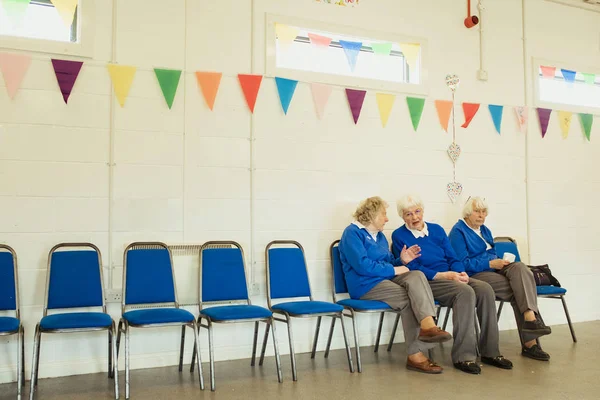 Senior vrouwen hebben een rust — Stockfoto