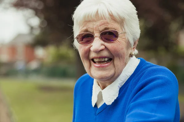 Femeie bătrână fericită — Fotografie, imagine de stoc