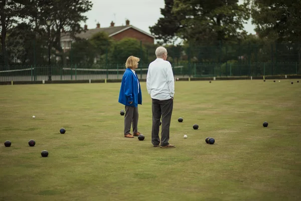 Bowling Yeşilinin Ortasında Durmak — Stok fotoğraf