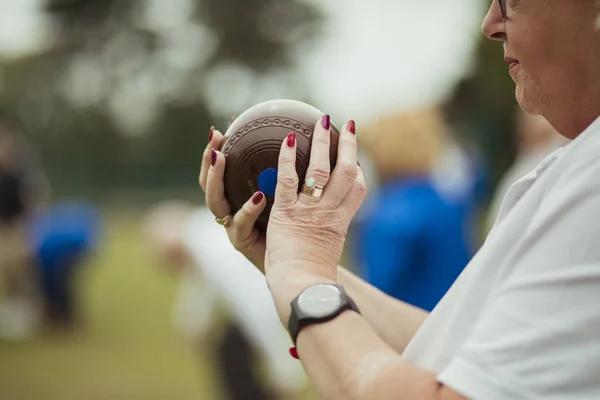 Femme âgée prête à pelouse Bowl — Photo