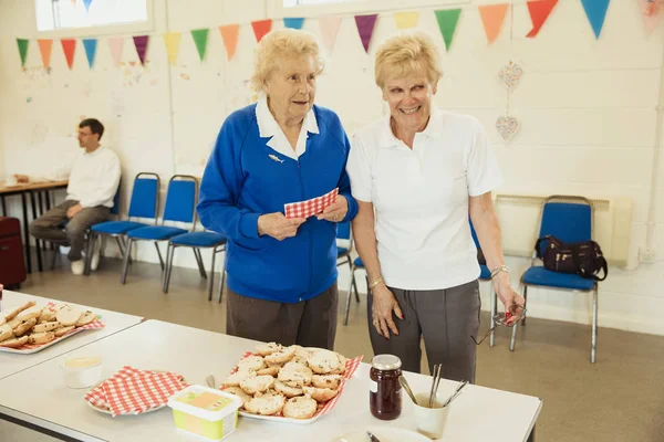 Mulheres seniores em uma venda de bolos — Fotografia de Stock