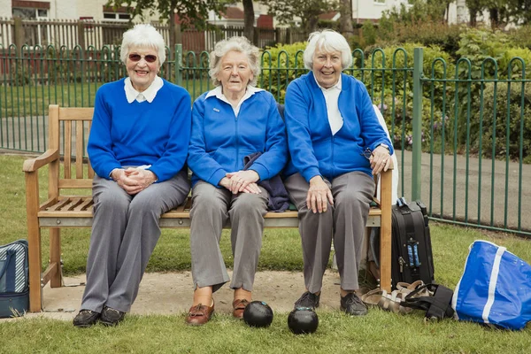 Mulheres Seniores Relaxando no Bowling Green — Fotografia de Stock