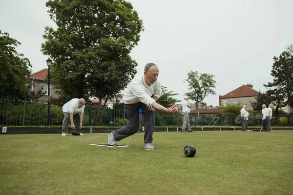 Kıdemli Adam Çim Bowling — Stok fotoğraf