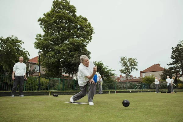 Focused Senior Woman Lawn Bowling — Stock Photo, Image