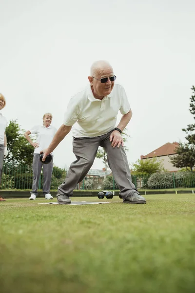 Cool Senior Homme Pelouse Bowling — Photo