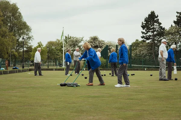 Recolhendo as bolas de Bocce — Fotografia de Stock