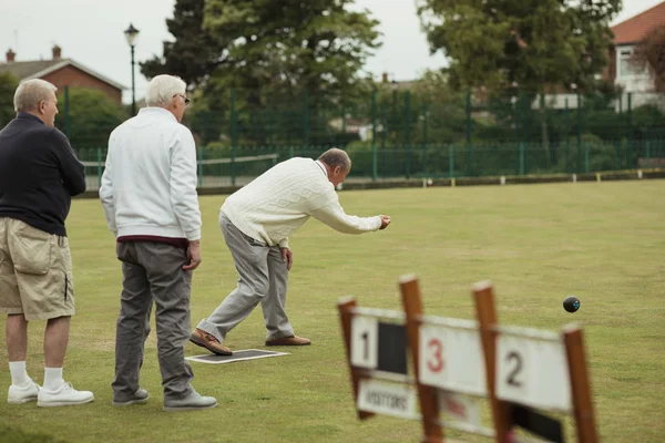 Lawn Bowler spelar hans skott Stockbild