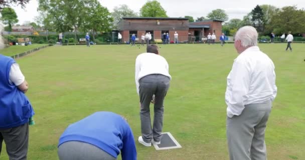 Çim Bowling Oyununda Onun Atış Alarak Üst Düzey Bir Adamın — Stok video