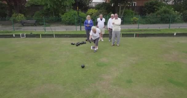 Una Foto Panorámica Grupo Amigos Mayores Jugando Los Bolos Hierba — Vídeos de Stock