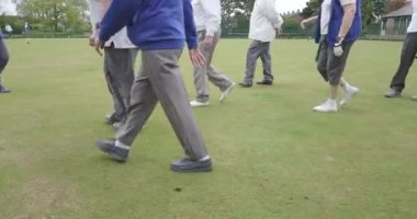 Bir grup son sınıf arkadaşının bovling sahasında yürürken ki yan görüntüsü..