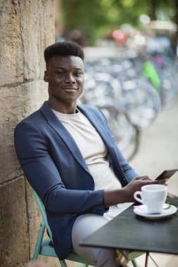 Memnun bir iş adamı.