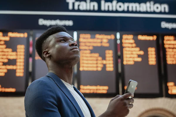 Contemplar qué tren tomar — Foto de Stock