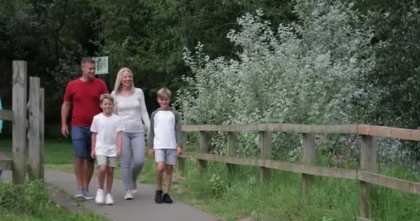 Uma Foto Frontal Uma Família Feliz Vestindo Roupas Casuais Andando — Vídeo de Stock