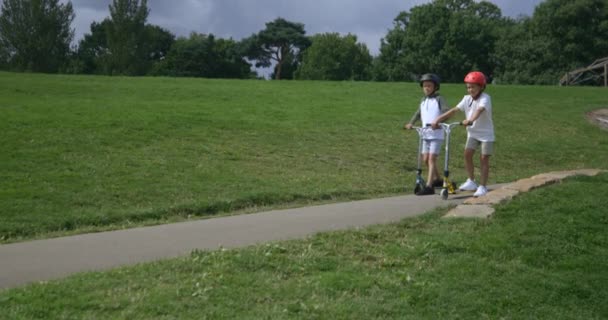 两个小男孩一起玩推动式摩托车的镜头 — 图库视频影像
