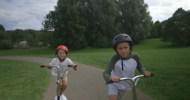 Uma Visão Frontal Dois Garotos Tocando Juntos Scooters Push — Vídeo de Stock